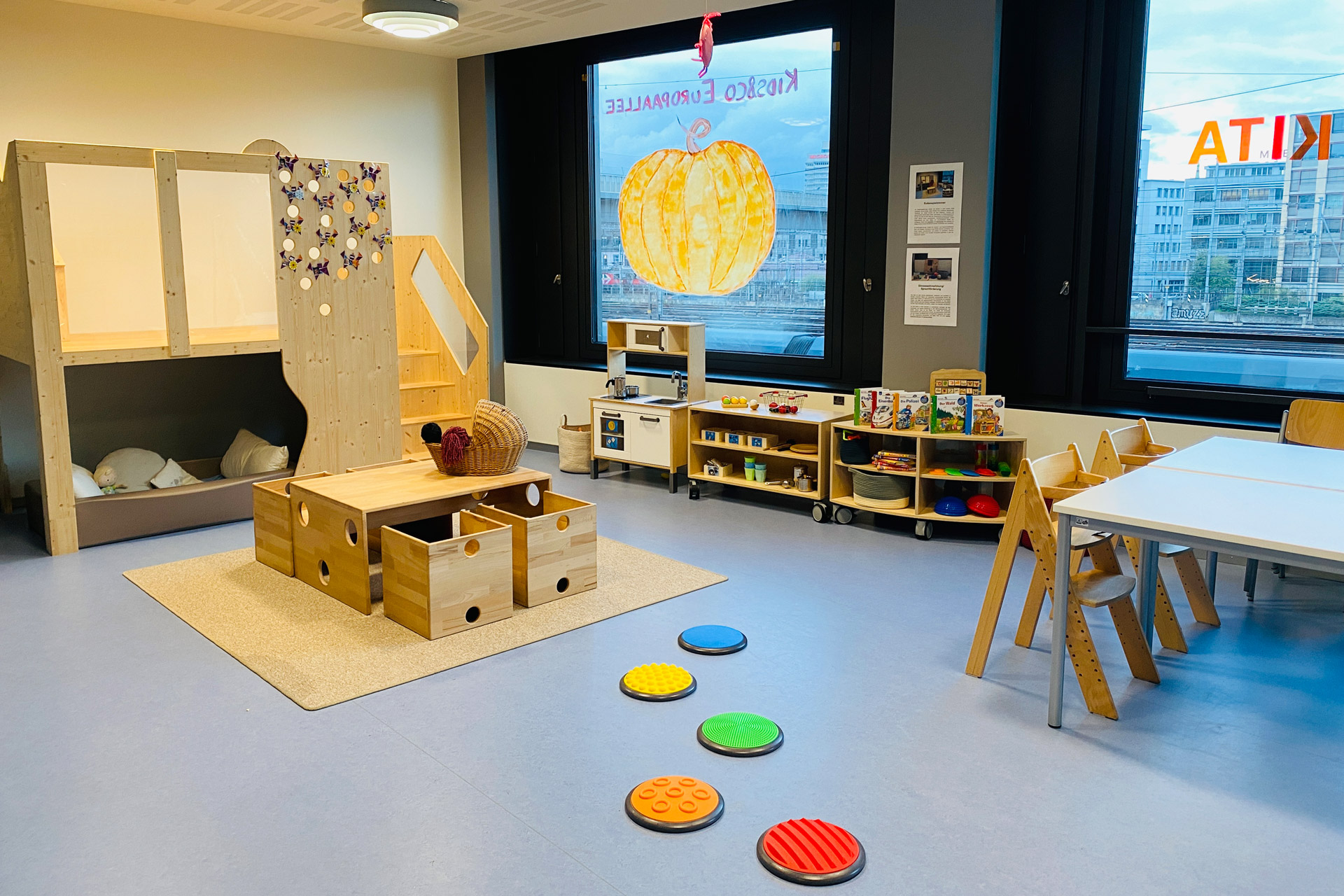 Kita kidsco Europaallee Gruppenraum mit Mobiliar aus Holz