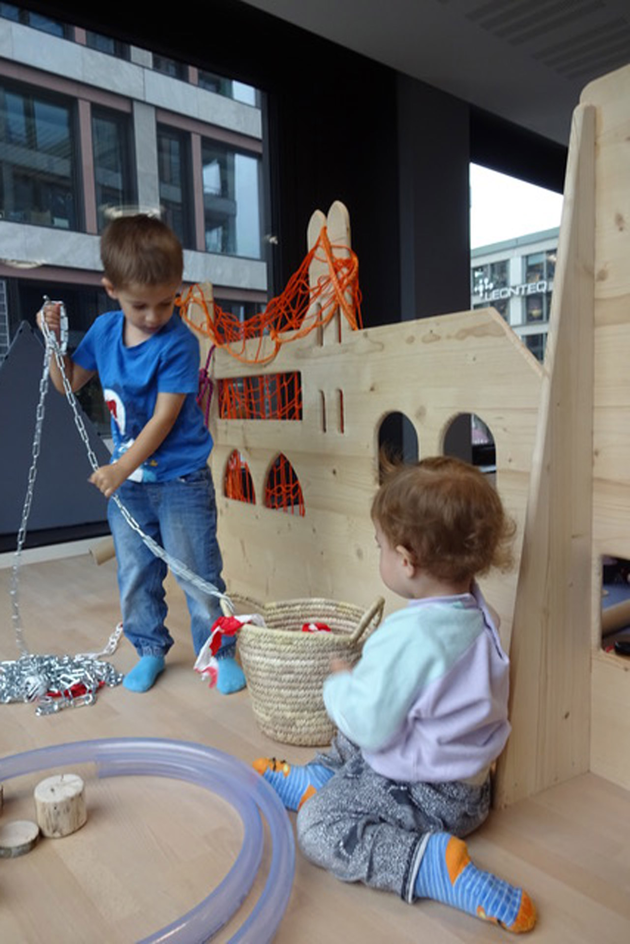 Kita kidsco Europaallee Kinder lernen unterschiedliche Materialien kennen