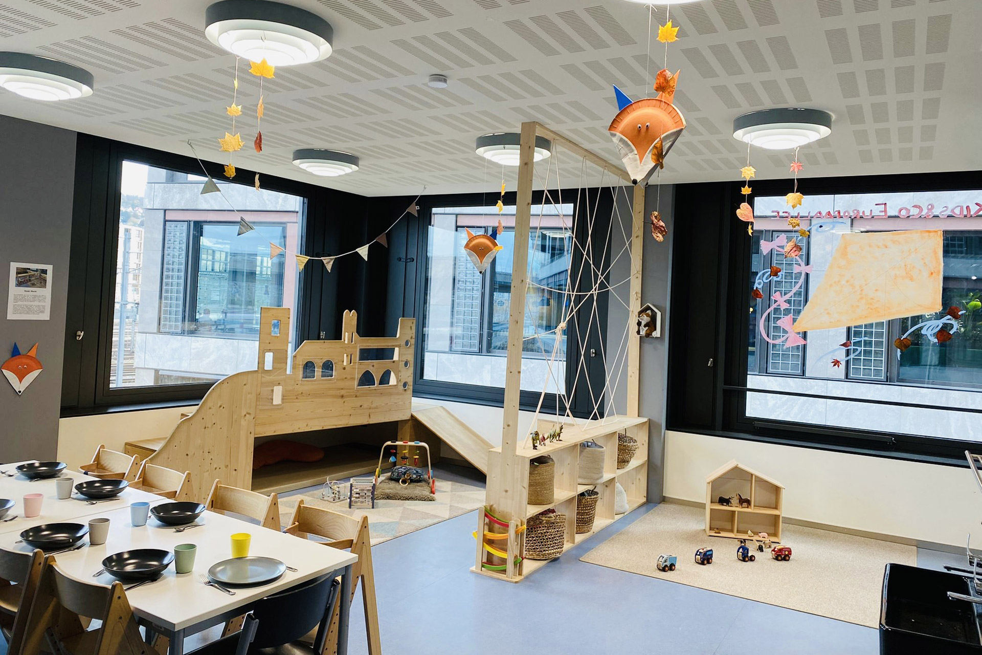 Kita kidsco Europaallee Gruppenraum dekoriert mit dem Thema 