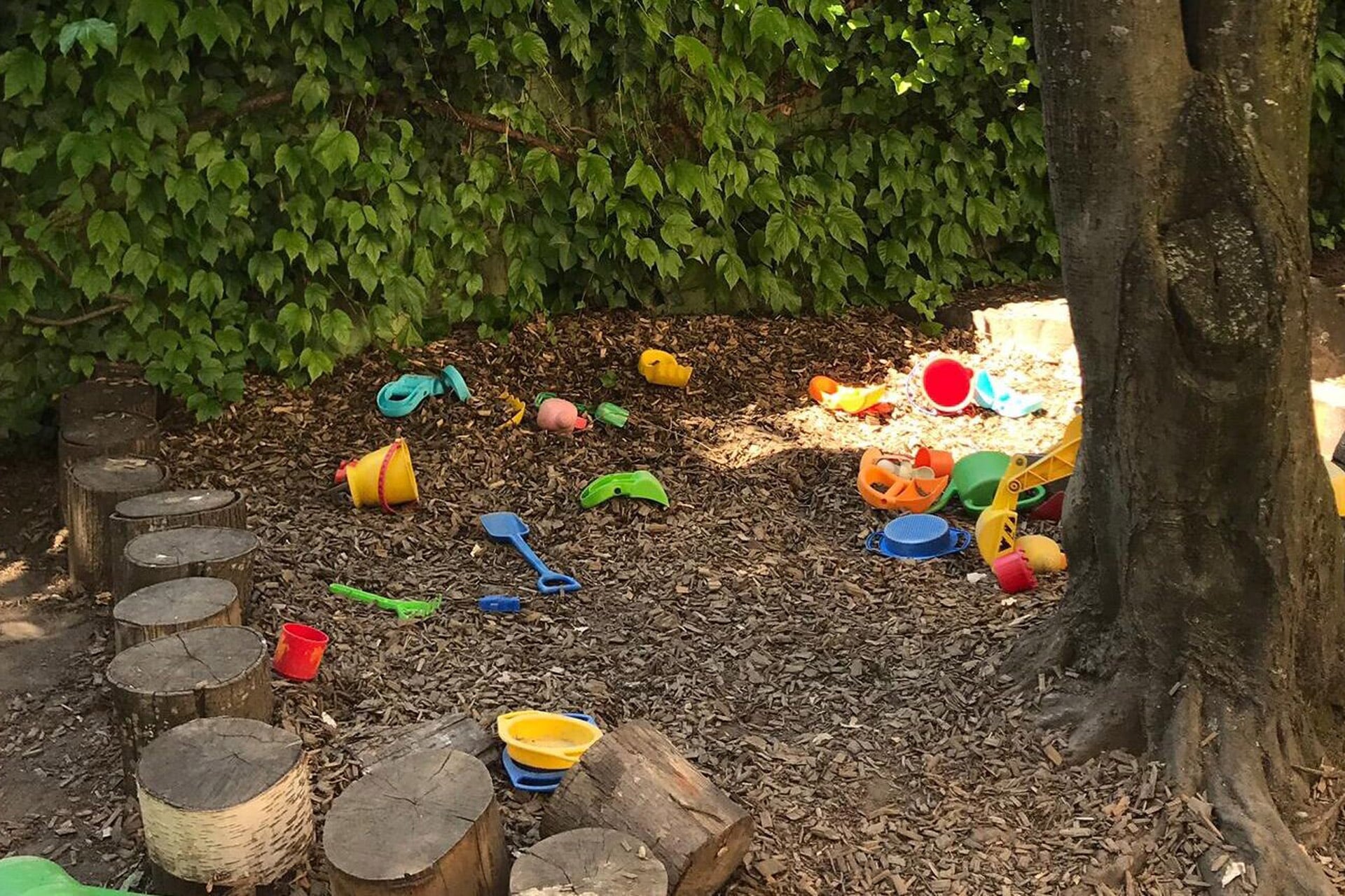 Kita kidsco Hardau Spielen in der Natur im Aussenbereich der Kita