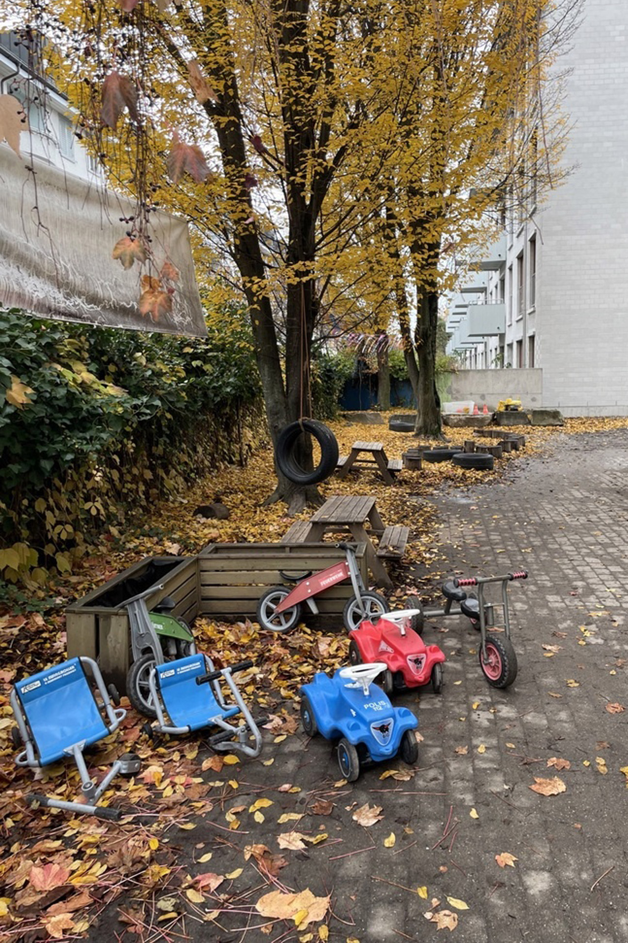 Kita kidsco Hardau Aussenbereich mit Parkplatz für Bobbycars