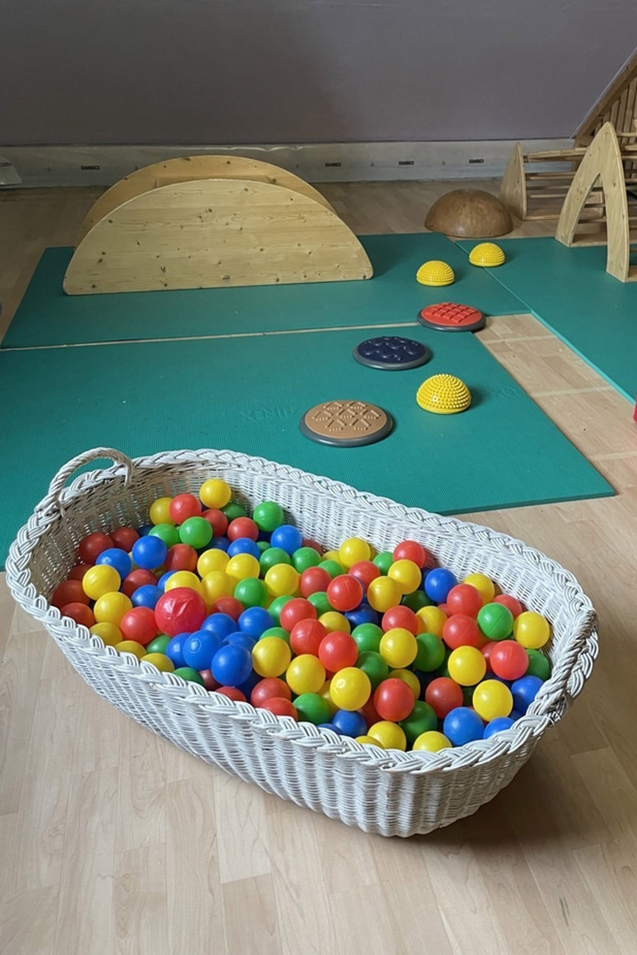 Kita kidsco Hardau kleines Bällebad in einem Weidekorb