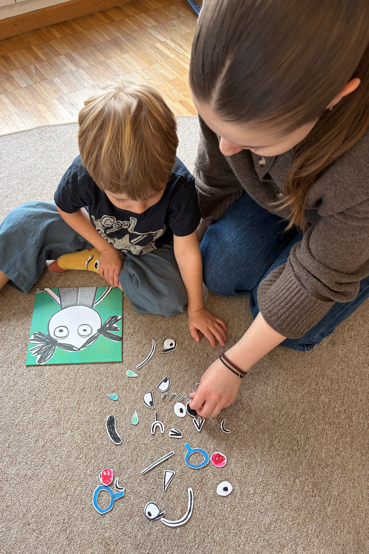 Kita kidsco Hardau Betreuerin bastelt mit Kind