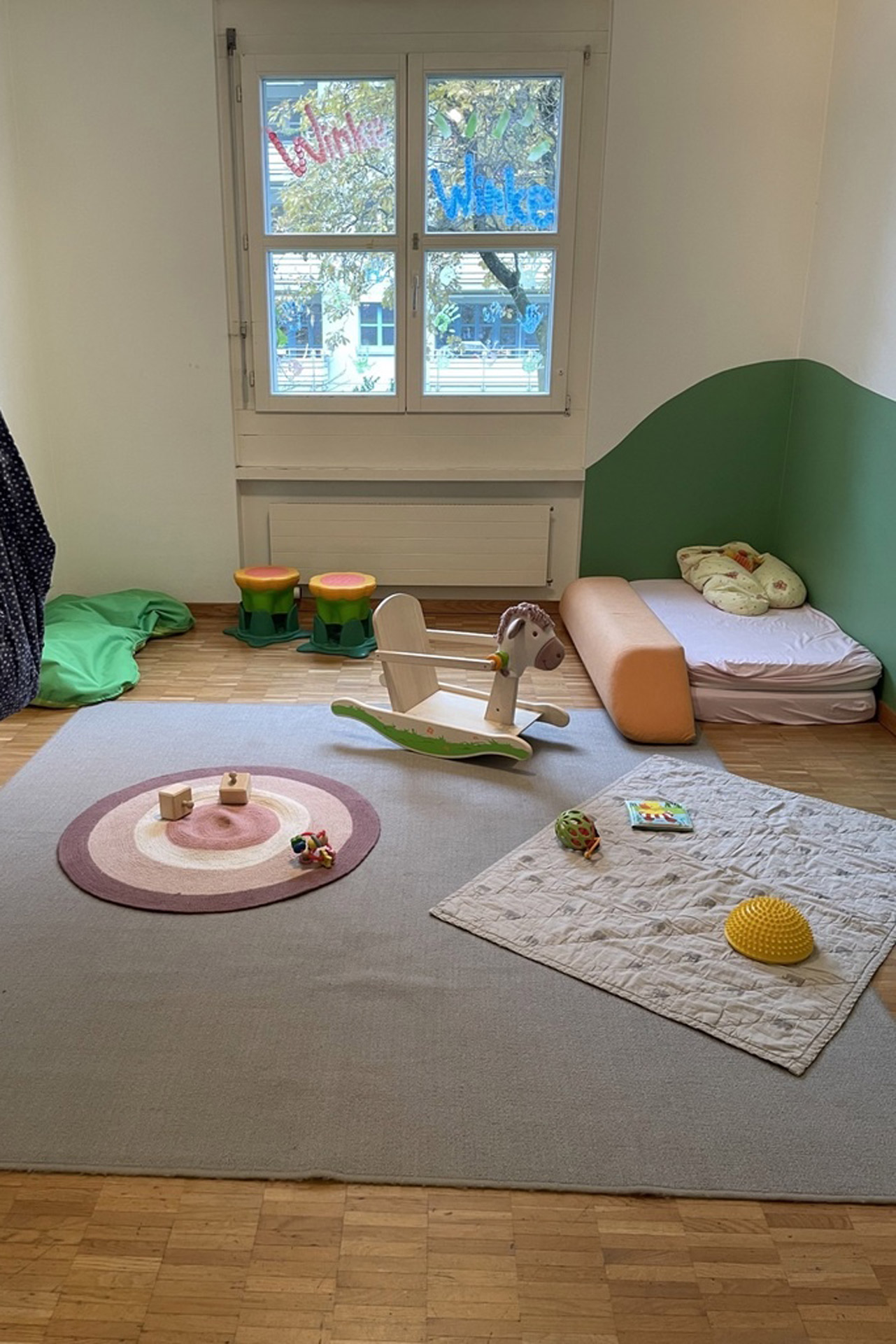 Kita kidsco Hardau Gruppenraum mit Spielzeug und Schlafplätzen