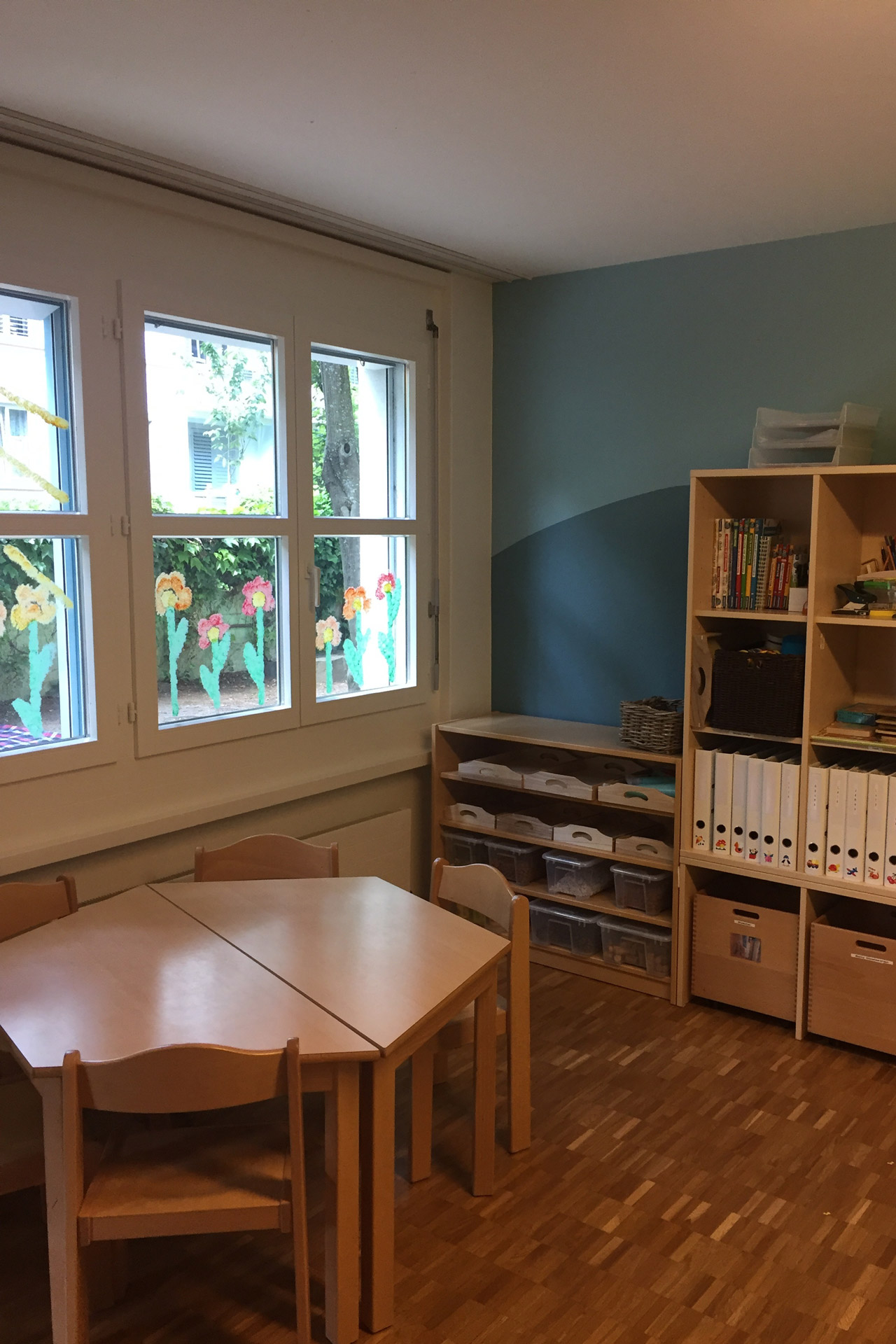 Kita kidsco Hardau Lernecke in der Kita mit Holzmobiliar