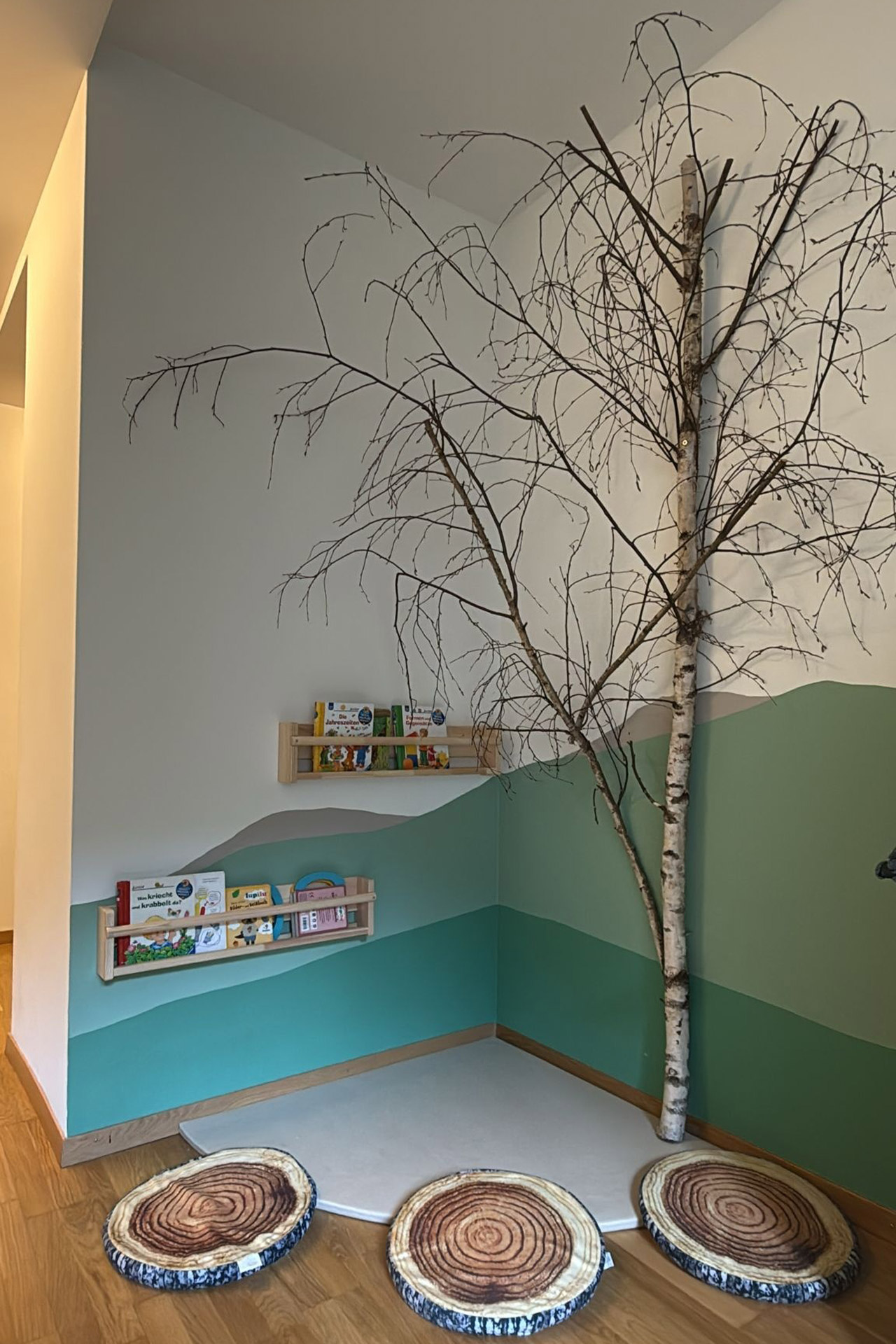 Kita kidsco Kreis 7 Kitaraum mit einer Sitzecke mit einem Baum