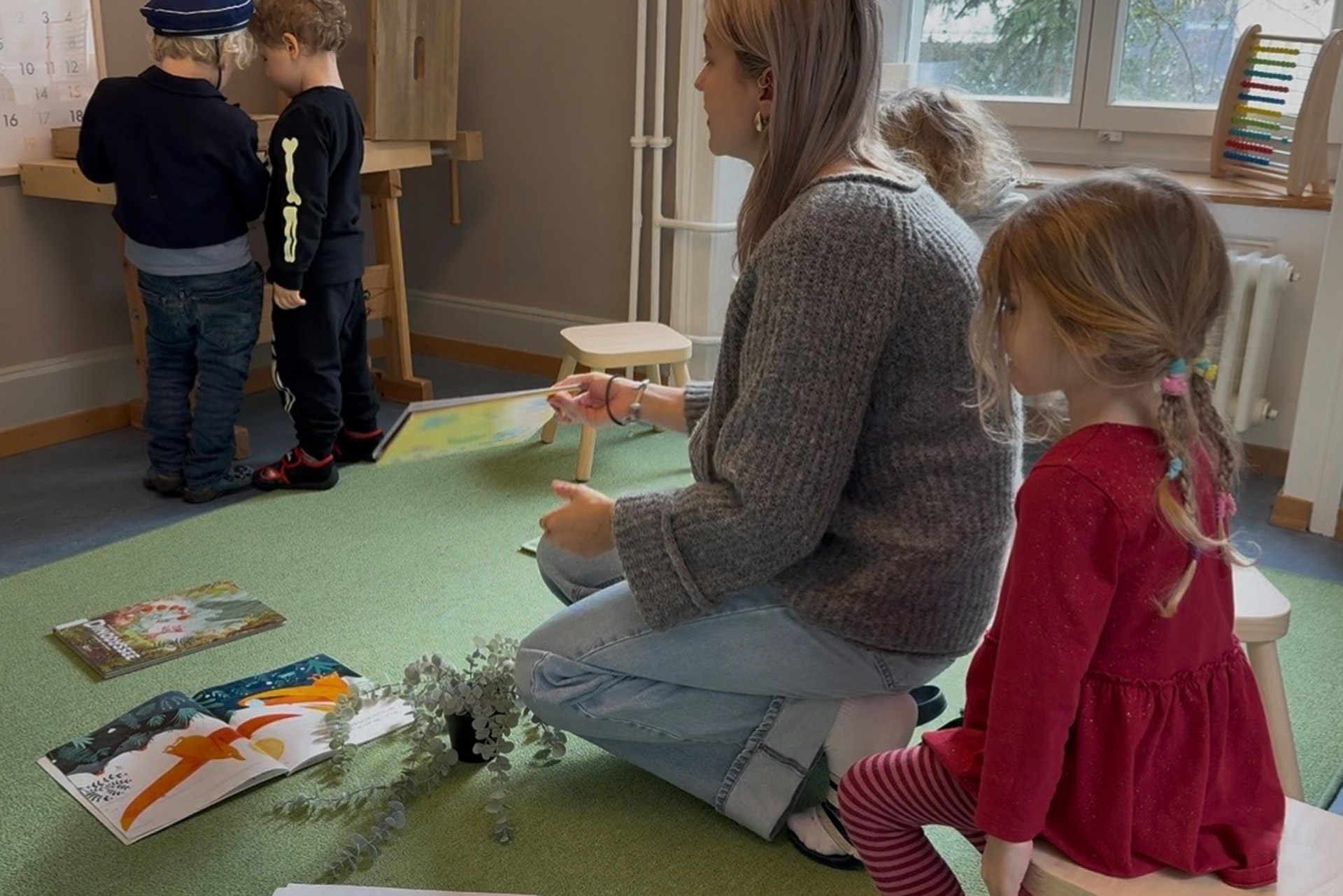 Kita kidsco Kreis 7 Betreuer unterstütz Kinder beim Spielen