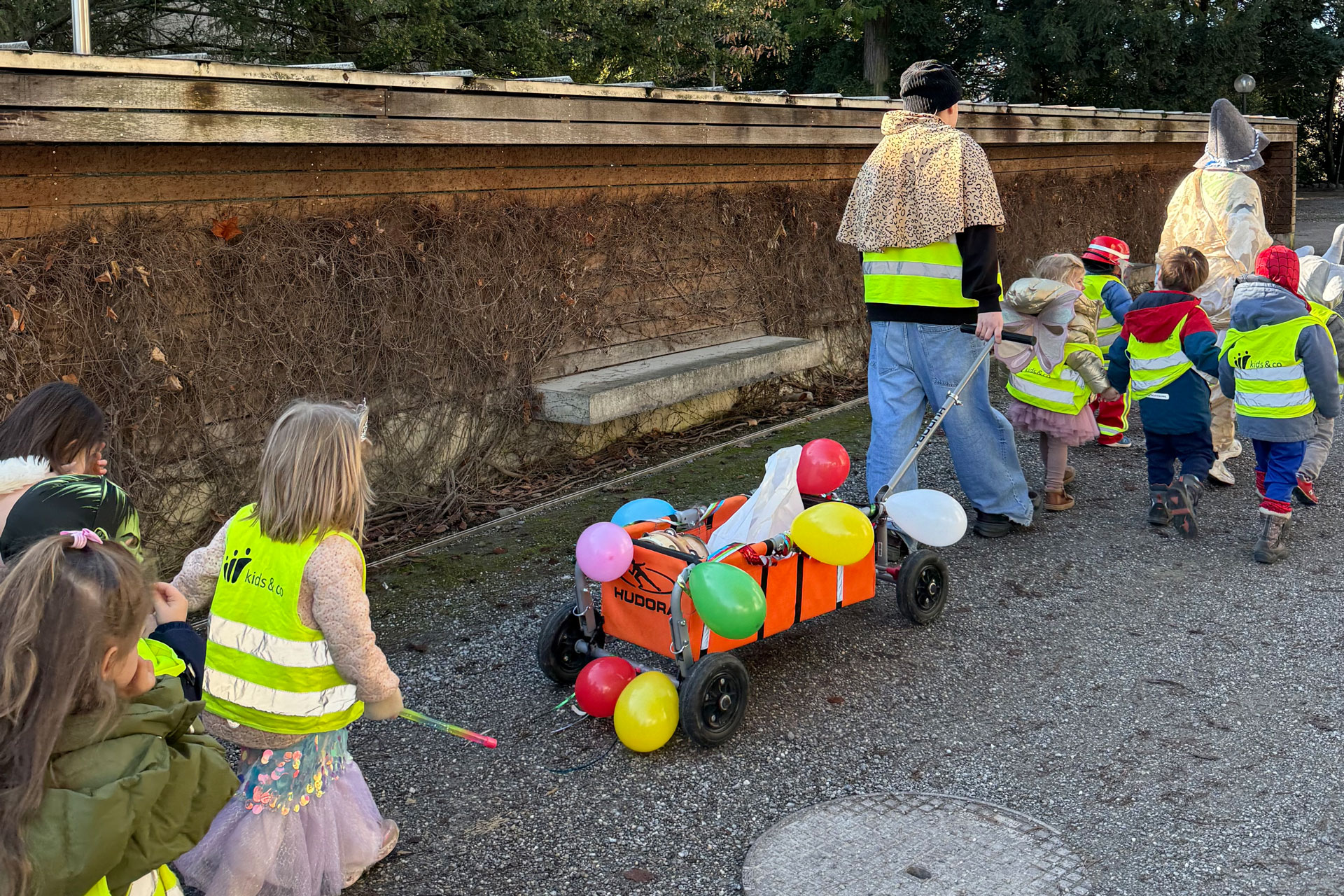 Kita kidsco Kreis 7 Kinder und Betreuer:innen machen sich auf den zum Fasnachtsumzug