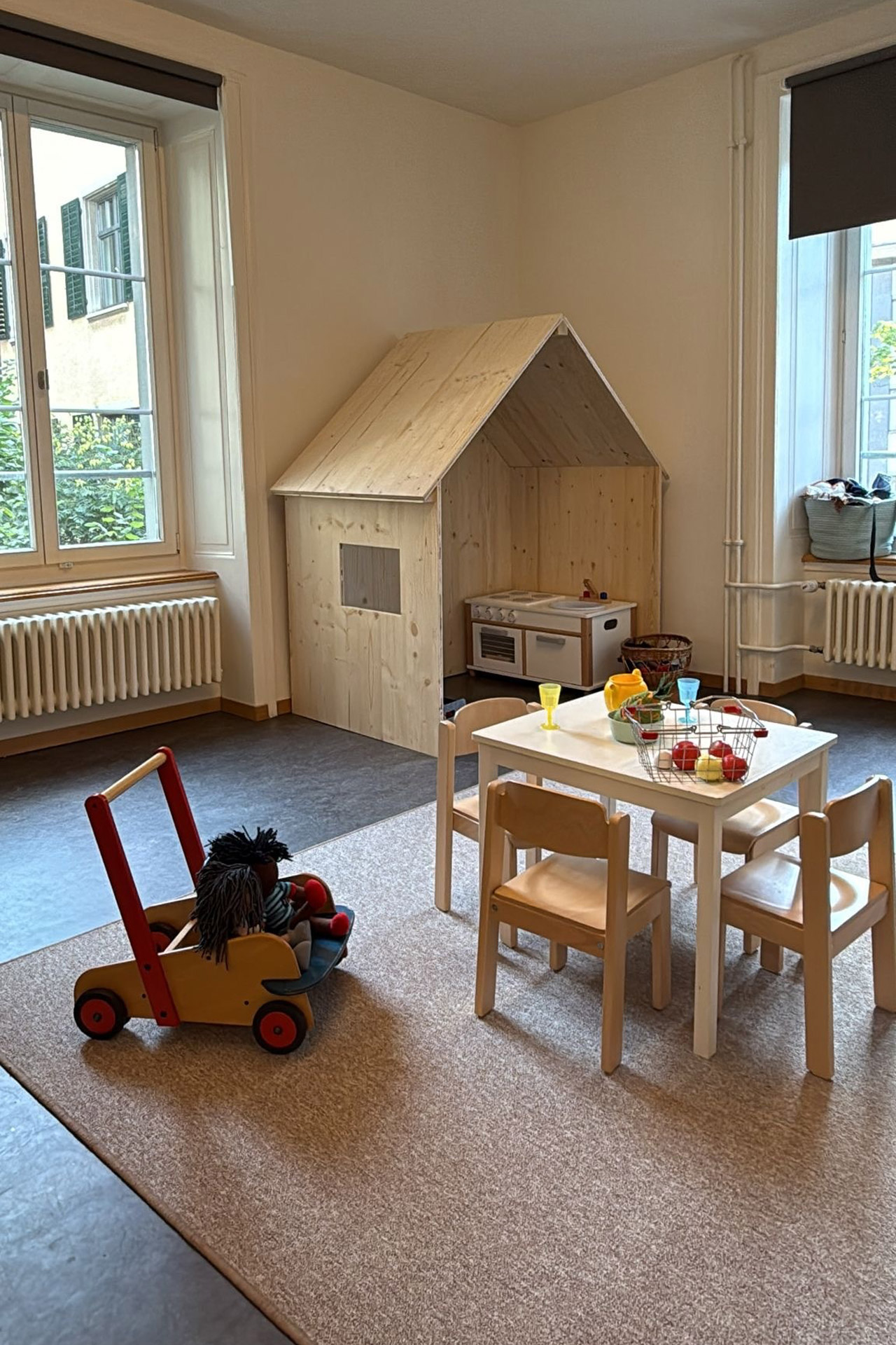 Kita kidsco Kreis 7 Spielzimmer der Kita mit Holzmobiliar