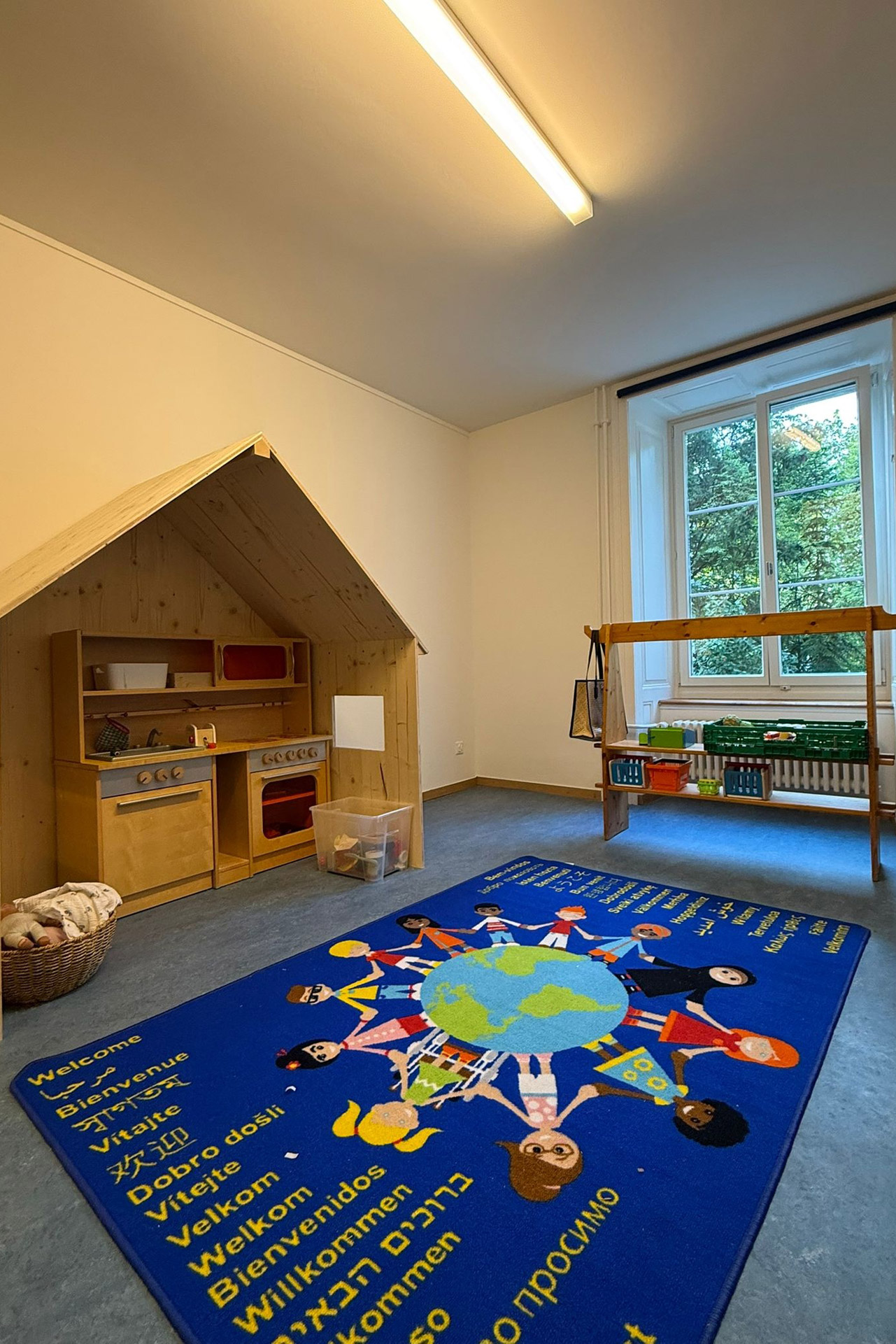 Kita kidsco Kreis 7 Spielzimmer mit Holzhaus und Teppich