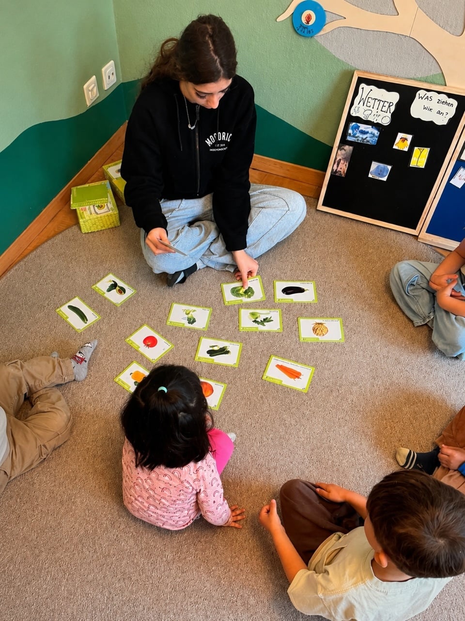 Kita_kidsco_Kreuzwiesen_Betreuerin_spielt_mit_Kindern_Karten