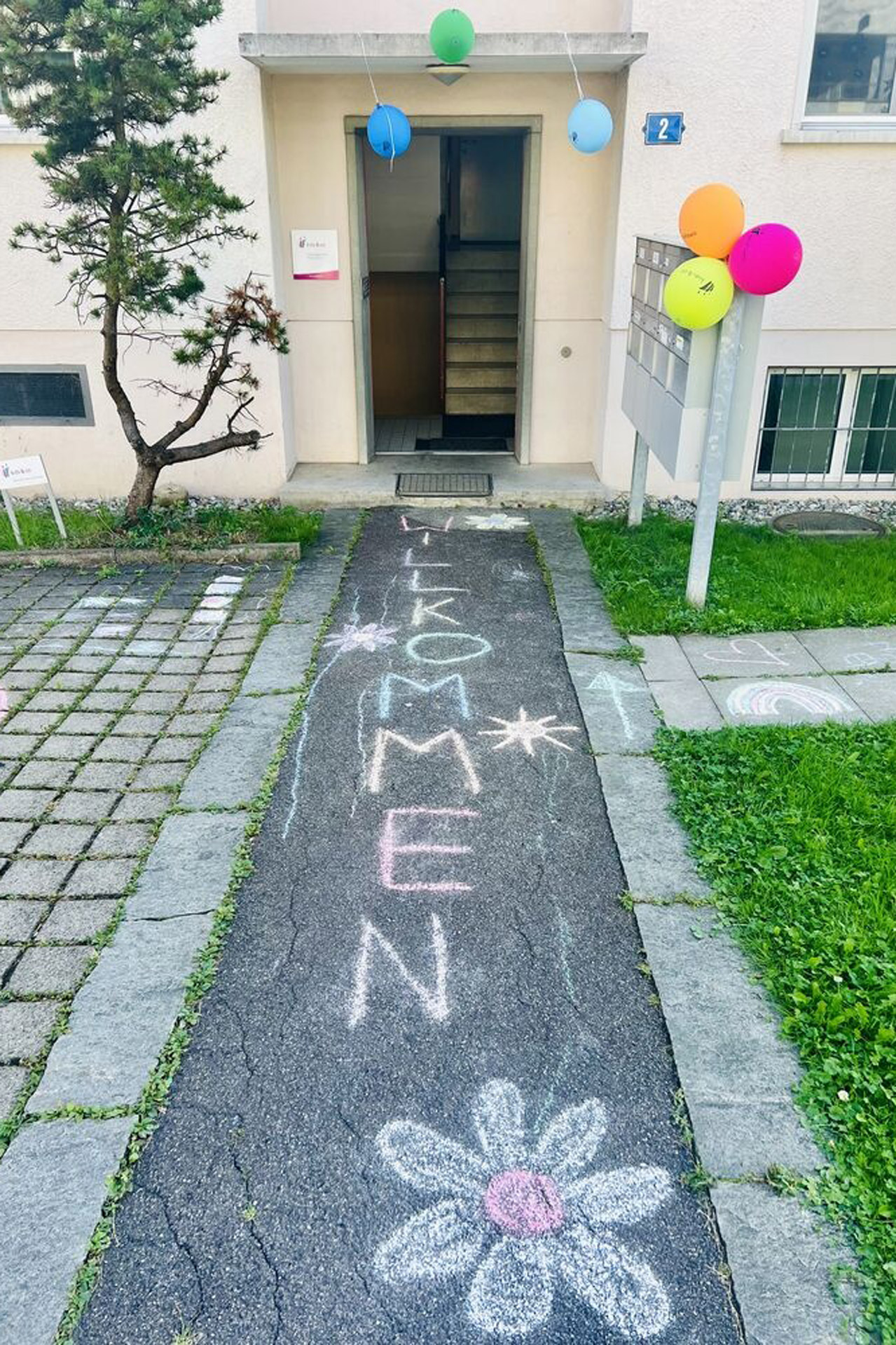 Kita kidsco Kreuzwiesen Eingang der Kita Kreuzwiesen dekoriert von den Kindern