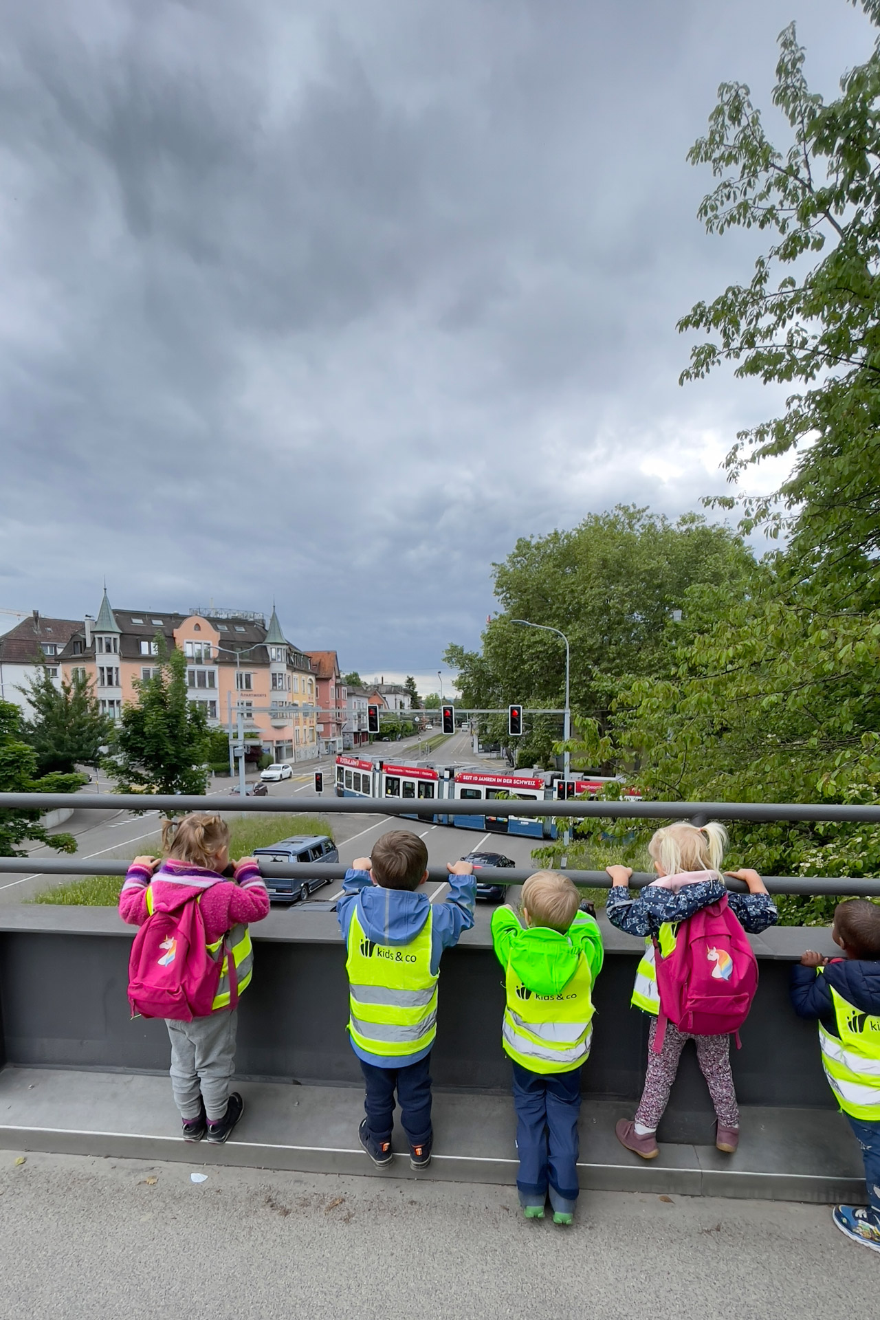 Kita kidsco Kreuzwiesen Kinder beobachten ein Tram während eines Ausfluges