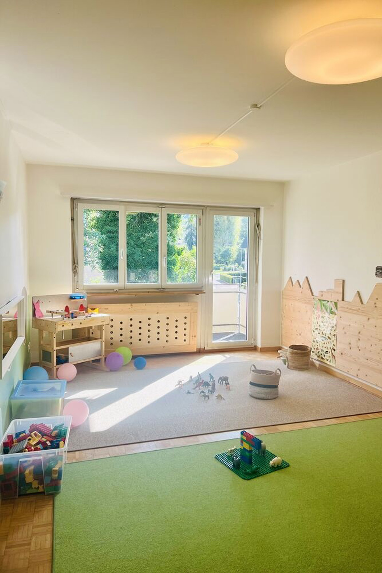 Kita kidsco Kreuzwiesen Kitaraum Spielzeug und Spielwerkbank