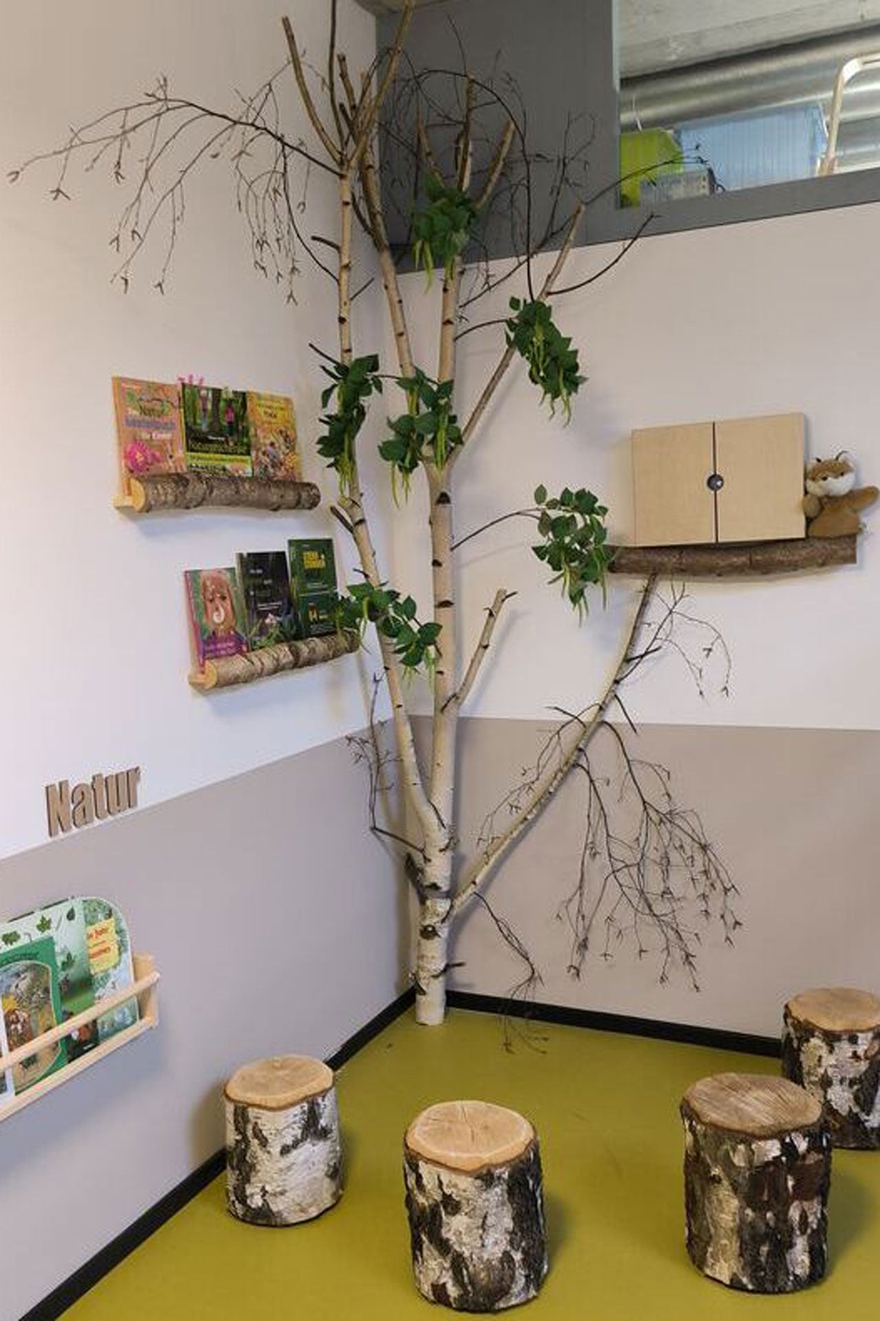Kita kidsco Letzibach Sitzecke mit einem Baum