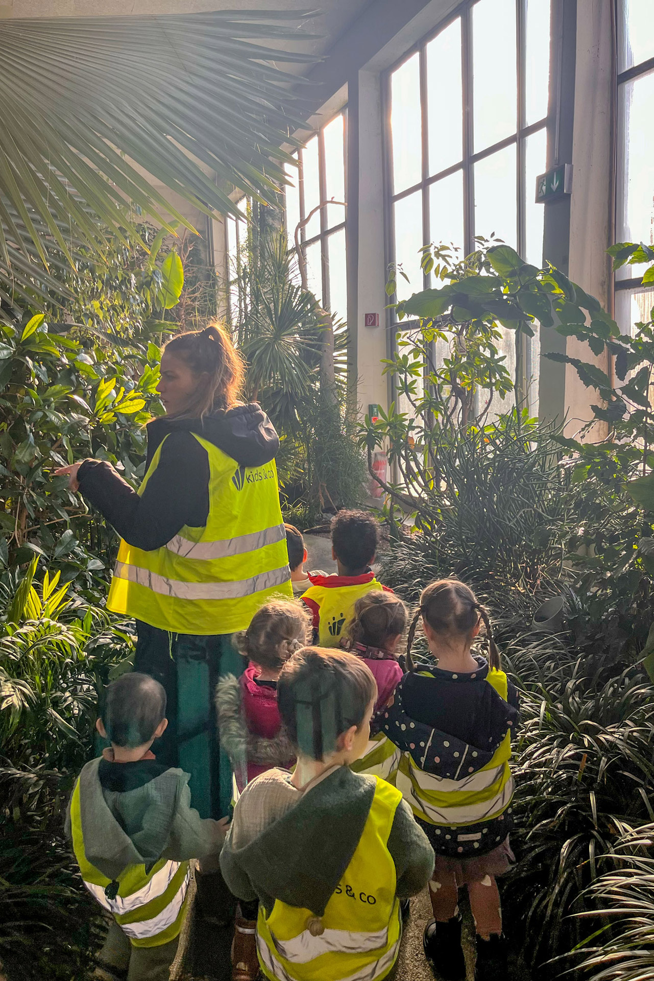 Kita kidsco Letzibach Kinder bestaunen Pflanzen und Blumen während eines Ausfluges