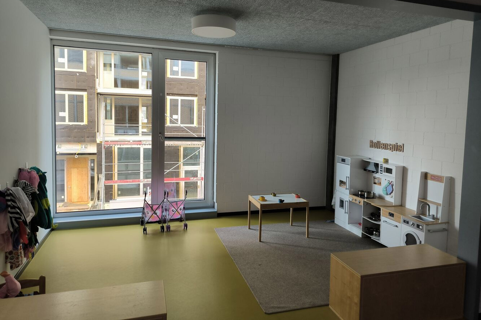 Kita kidsco Letzibach Rollenspiel-Ecke mit Holzmöbel und einer Garderobe