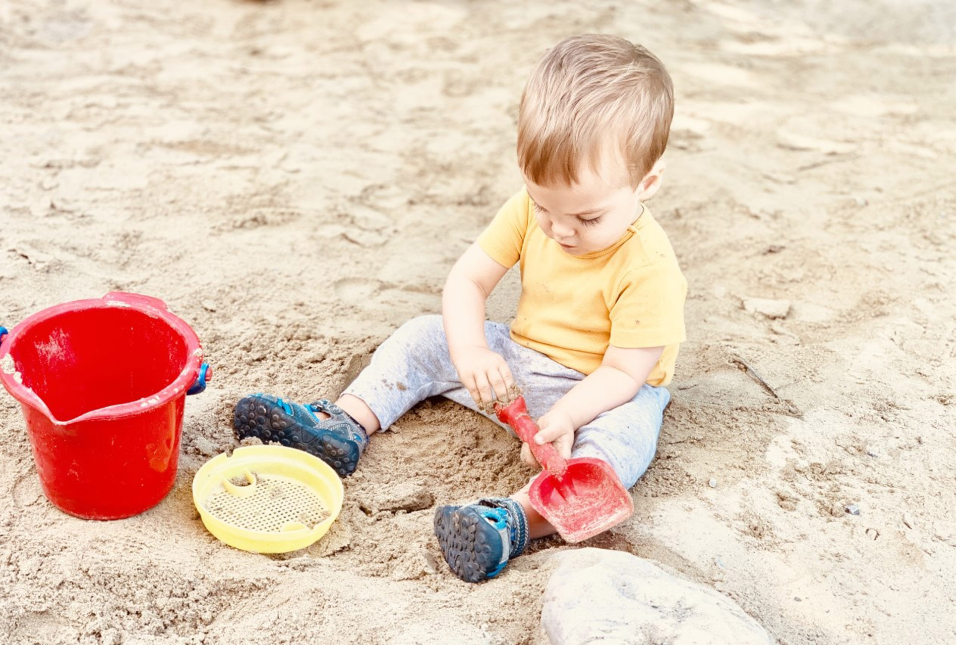 Kita kidsco Tiergarten Kind spielt im Sandkasten