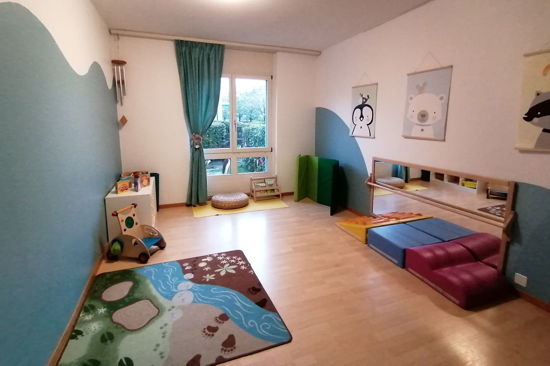 Kita kidsco Tiergarten Zwergenzimmer Kita mit Wandbemalungen und Spielsachen